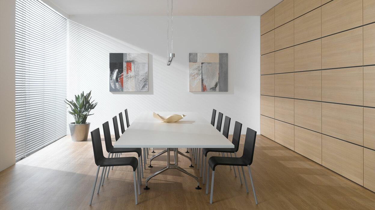 Impression eines Konferenzraumes im Hotel mit Einbauschrank aus Massivholz und weißem Konferenztisch