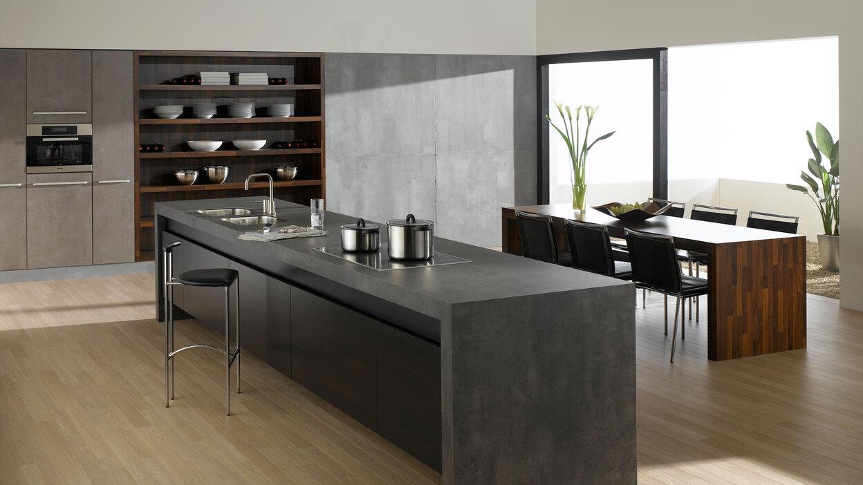 Küchen- und Esszimmerimpression mit verschiedenen Holzstilen Küchen- und Esszimmerimpression mit einer Kombination aus Holz- und Stein-/ Betonoptik und Einbauschränken