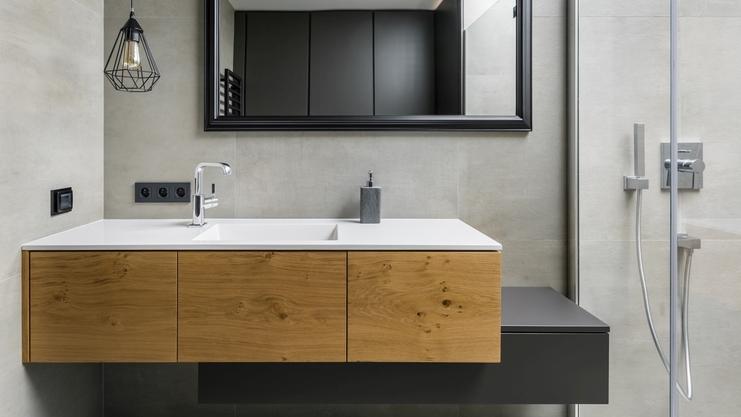 Frontansicht asymmetrischer Waschtisch mit Echtholz und Lackierung, rechteckiger Spiegel, Industriestil