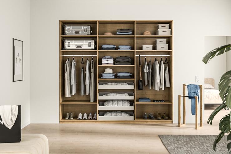 Ein offener, maßgefertigter Kleiderschrank aus Holz, gefüllt mit Kleidung, Schuhen und Aufbewahrungsboxen, zeigt funktionale Eleganz.