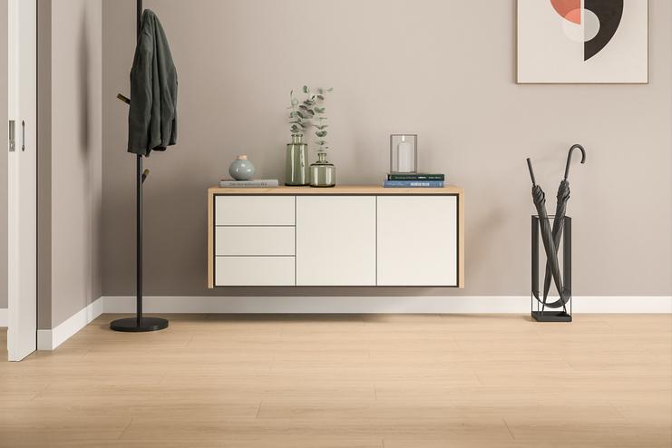 Schwebendes Hängeboard nach Maß in Cremeweiß mit Holzoberfläche und klaren Linien, ausgestattet mit Schubladen, sorgt für stilvollen Stauraum beim Eingang.